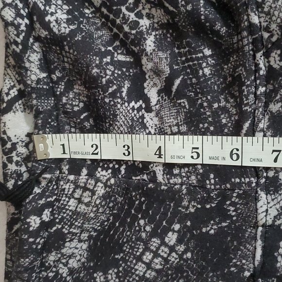 LOVE Blk/White Reptilian Print Cwl Neck Sweatshirt-Long Sleeves w/Gold LOVE-EUC - Picture 15 of 16